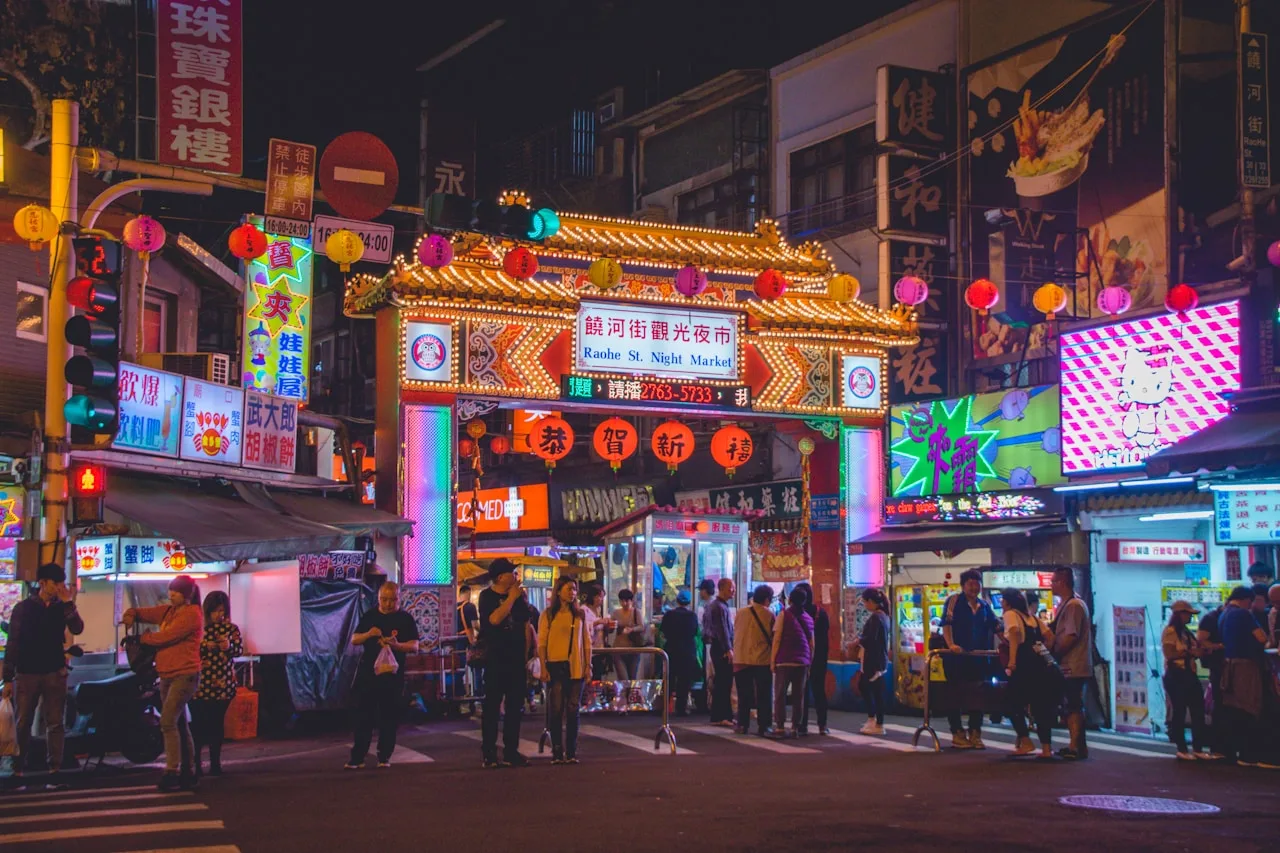 Street food stalls and local vendors in Xi'an's bustling market